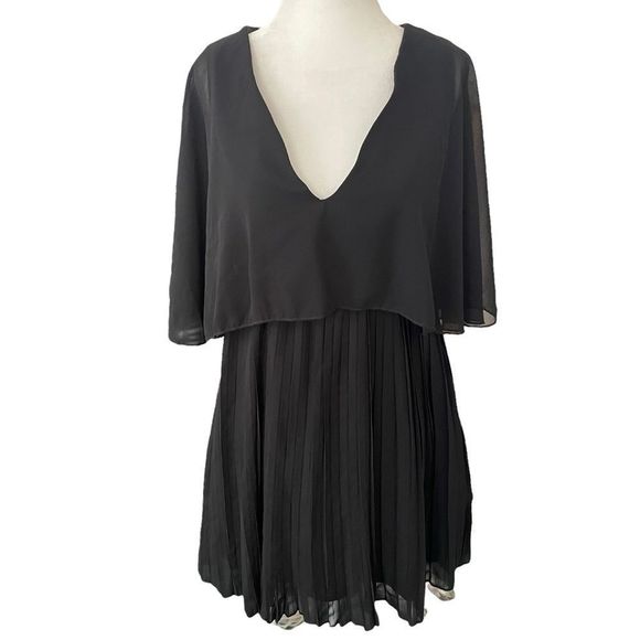 Pretty Little Thing PLT Black Pleated Flowy Dress NWT - Picture 1 of 8